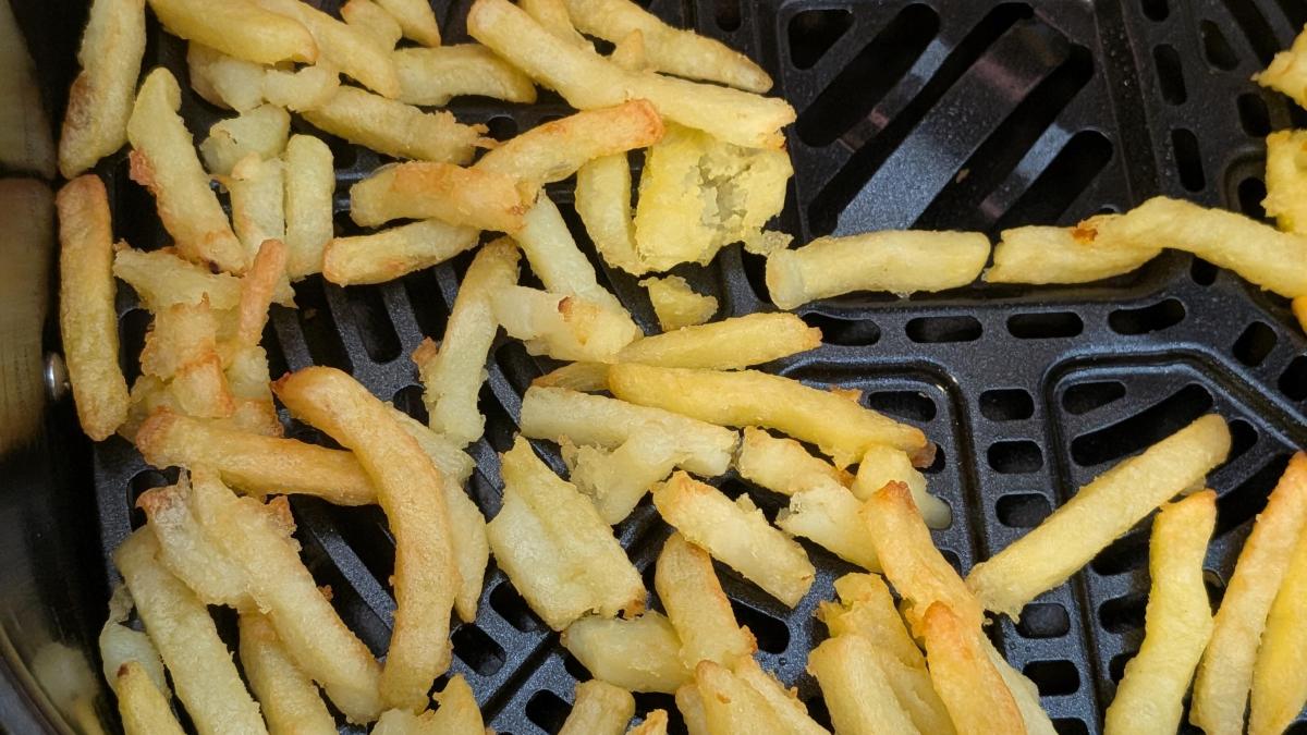french fires in air fryer with ideal-color-and-crisp